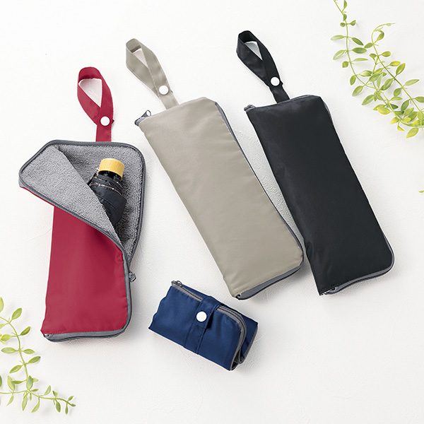 雨の日の折りたたみ傘を収納に最適!内側がタオル地のなので水滴を吸収してくれるマルチカバーです。ペットボトルにも。