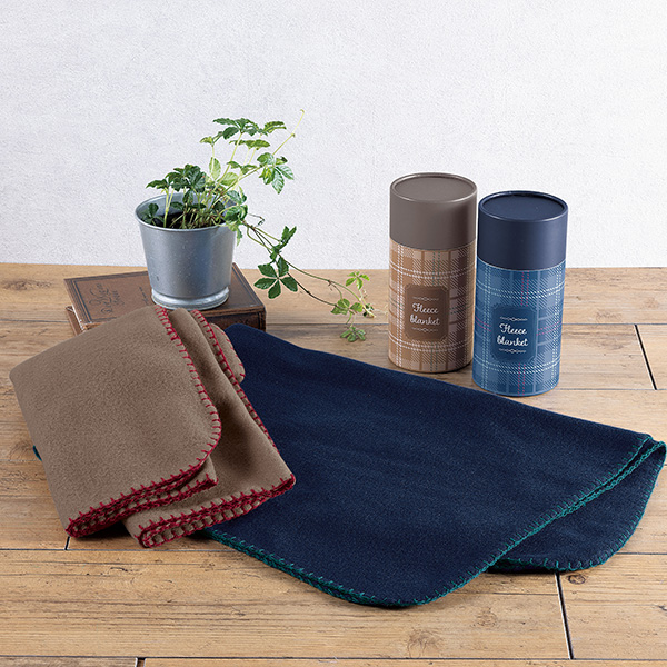 ステッチがアクセントになった軽くてあたたかいフリースブランケットです。オシャレなボトル入りなのも嬉しいポイント。