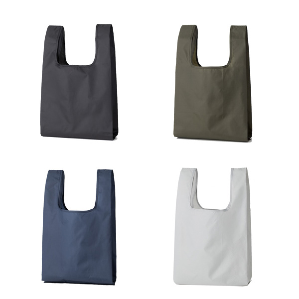 テント生地を用いた丈夫でしなやかな折りたたみ抗菌トートバッグです。人気のテントクロストートに、抗菌・防臭仕様が新登場!付着した菌類を抑えて清潔に保つため、毎日のお買い物に最適です。マチも広く、たくさんの荷物を入れられる大容量タイプなので使わないときは内ポケットに小さくたためます。