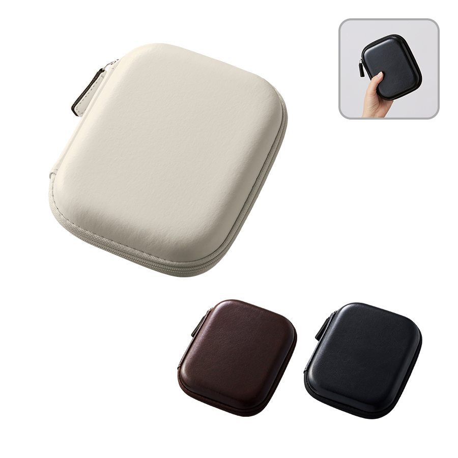 大きく開いて収納できる合皮素材のマルチケースです。モバイルグッズやイヤホンなどの小物をしまうことができるサイズ感となっています。カラーはブラック、ブラウン、ホワイトの3色展開で、大きさ違いのSサイズ・Lサイズもご用意しております。単色印刷からフルカラー印刷まで対応可能ですので、お好きなデザインでグッズをおつくり頂くことが可能です。モバイルグッズの購入特典や卒業式の記念品としてご提案頂けます。