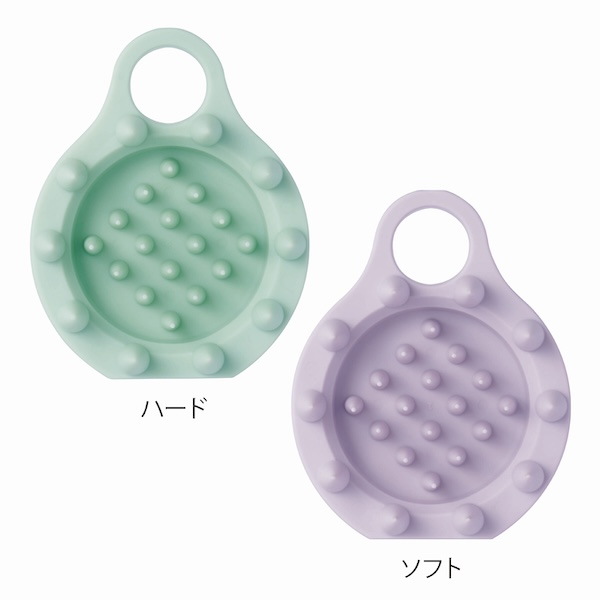 女性も握りやすいサイズ。太さの異なる2種類のピンが洗髪＆頭皮ケアができるシャンプーブラシ。