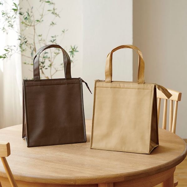 おしゃれなカラーのトートバッグ型不織布保冷温バッグ。軽量で持ち運びも便利です。