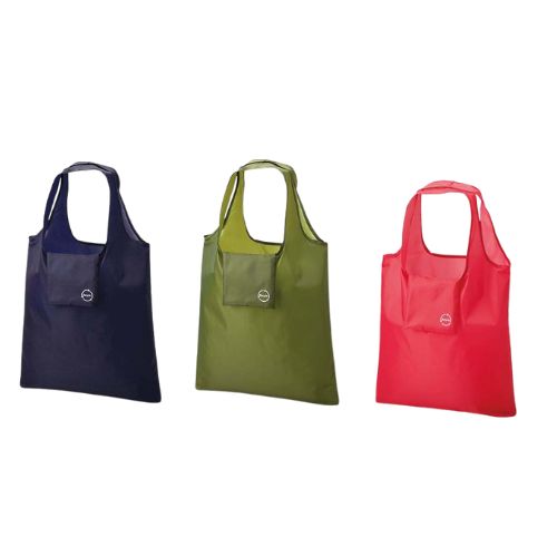 再生素材を使用したくるっと畳むと内ポケットに収納できるエコバッグ。生地には環境に配慮した再生素材を使用しています。肩掛けできる長さの持ち手は、急に荷物が増えた時も運びやすく安心です。使わないときはコンパクトに折りたためるのでいつものバッグに常備しておけます。