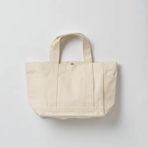 ポケットやハンドルなどこだわりの詰まったバッグ。口元もマグネットホックで機能もバツグンです。