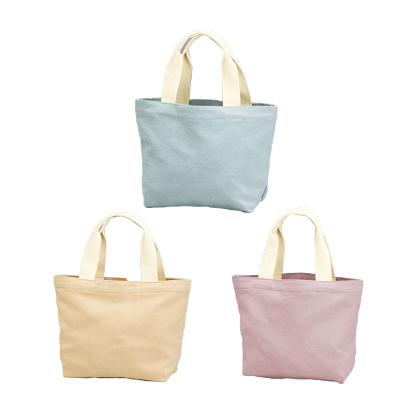 色や素材もやさしい「シエスタ」ランチトートバッグ。環境に優しいリサイクルコットンを使用した環境に優しいアイテムです。お弁当入れやちょっとそこまでの外出に最適なコンパクトサイズ。環境に優しいアイテムを活用することで、SDGsに取り組んでいる企業であることをアピールできると同時に、サステナブルな未来につながる社会貢献にもなります。