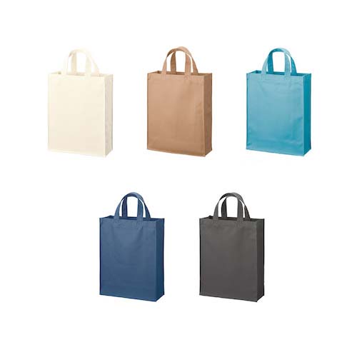 本来廃棄されるペットボトルを再利用した再生PET素材100%のポリエステル生地でできたトートバッグ。環境に優しい素材を利用しているので、企業や学校などのSDGｓを意識したイベントにもぴったりなバッグです。しっかりとしたマチ付で厚みのある書類も収容可能なので、展示会やオープンキャンパスなどのノベルティとしてもオススメです。