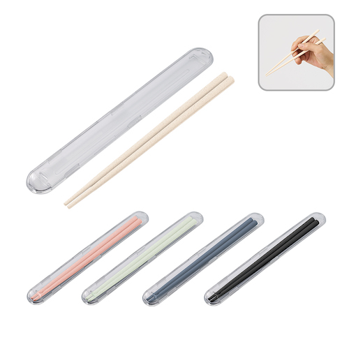 持ち運びに便利なケース入りのカトラリーです。ケースが透明でコンパクトなため、カバンの中でかさばることなくでさっと取り出せます。お箸にはバンブーファイバーを配合し、樹脂の使用量を削減したエコで環境にも優しい商品です。箸先端にシボをつけることで、食品を掴みやすくなっています。定番のブラック、ナチュラルに加え、スモークピンク、スモークネイビー、オリーブまで、お好みで選べる5色展開でご用意いたしました。