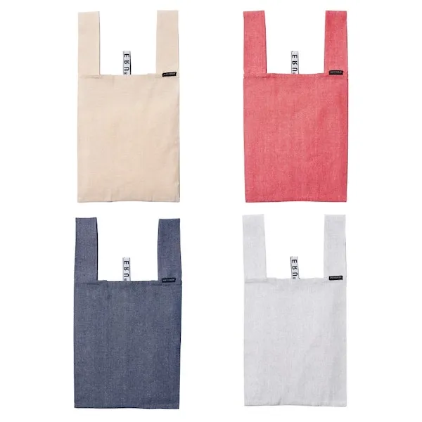 エコ素材の再生コットンで作られたエコバッグです。どんなシーンでも使える便利なサイズですが、使わないときはコンパクトにまとめることもできて持ち運びも楽々です。