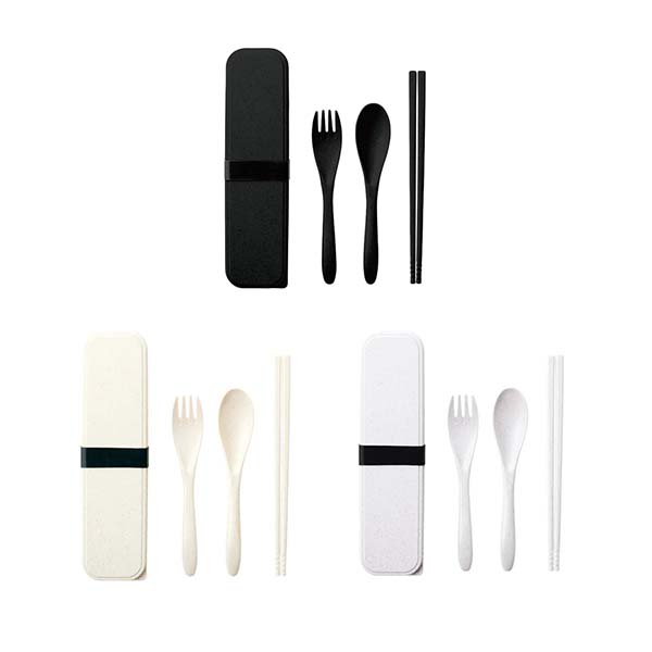 環境にやさしい竹繊維を使用したバンブーファイバータイプのカトラリーセット。スプーン、フォーク、お箸がセットとなっており、繰り返し使用できるのでプラ削減ができるエコ商品です。ケースがついているのでコンパクトに持ち運びができます。シリコンバンドがついており、鞄の中でフタが開く心配なく安心して持ち運びができます。