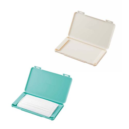 マスクを清潔に携帯できる抗菌素材を使用したマスクケースです。マスクが生活必需品としてかかせない昨今、食事中やWEB会議などでマスクの置き場に困っていませんか。抗菌マスクケースがあれば、取り外したマスクを衛生的に保管できます。通勤、通学中のバッグにかさ張らない厚さ12mmで、予備のマスクをいれるのにもおすすめです。