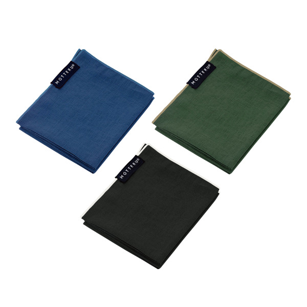 畳みやすくポケットに入れやすい、ストレスフリーなハンカチ。普段の生活ではもちろん、ビジネスシーンにも馴染む色合いなので、幅広くご使用いただけます。