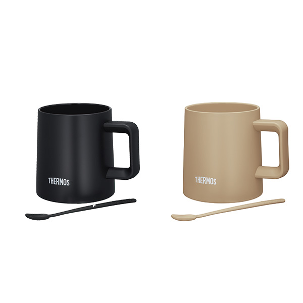 ホットコーヒー、アイスコーヒーに最適!内面セラミック加工で汚れがつきにくいマグカップです。食洗器対応でお手入れも楽々。丸みのある優しいくちあたりの飲み口、底が広く倒れにくいデザイン。お揃いカラーのマドラー付きです。