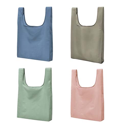 廃棄予定の衣類を再利用した環境にやさしい折りたたみトート。エコ素材を使用しているのでSDGsへの貢献にも繋がります。コンパクトなので渡すシーンも選ばずイベントや購入特典などさまざまな場面でのノベルティとして活躍します。