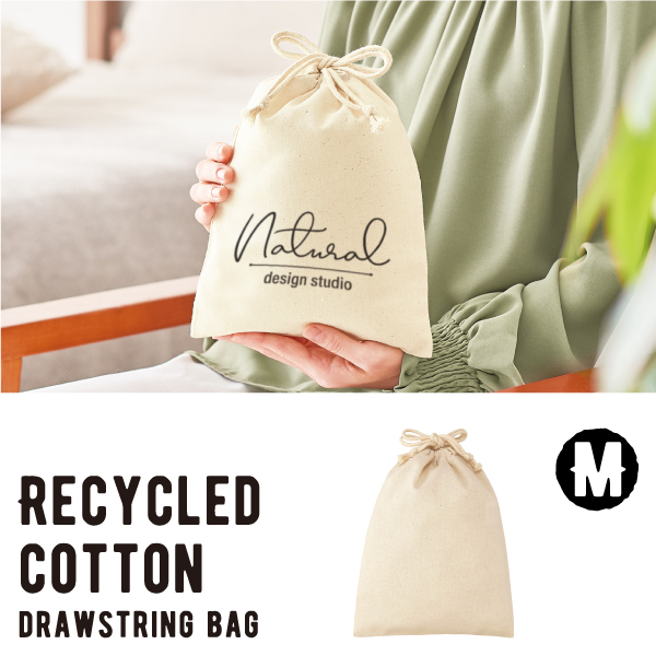 リサイクルコットンを使用した巾着タイプの小物入れです。環境に優しいエコ素材を使用しているので、SDGsへの貢献にも繋がります。サイズもS,M,Lとありますので、シーンに合わせてお選び頂けます。大きく名入れが可能なので、オリジナル性の高いノベルティを作ることができます。