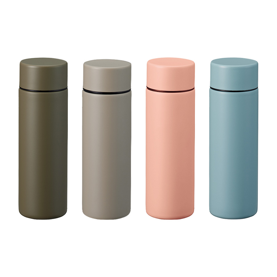 ポケットに収まるほどコンパクトサイズのサーモボトル。お散歩や通勤時など、少しだけ水分補給をしたい時にぴったりな130mlサイズとなっています。回転シルク印刷なので全面に印刷ができ、オリジナリティの高いノベルティを作ることが可能です。