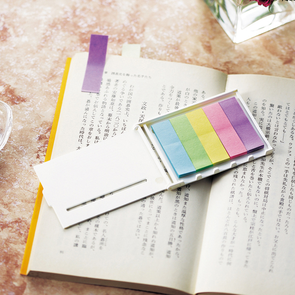 用途によって色を使い分けられるふせんセット。便利なケース付なのも人気のポイントです。性別年齢問わずお使いいただけるコンパクトサイズのアイテムなので、配布するシーンを選ばずさまざまなイベントやキャンペーンにもオススメのノベルティグッズです。