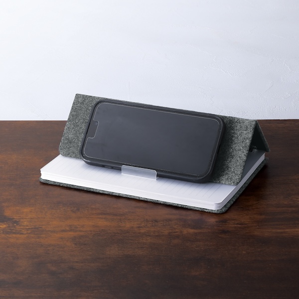 再生紙を使ったエコなベーシックノート。表面部分を折りたたむと便利なスマホスタンドに早変わりする、便利アイテムです。