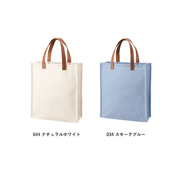 ハンドルに合皮を使った、ファッショナブルなジュート素材バッグ。ジュートでは珍しい縦長バッグに合皮ハンドルを使用、外ハンドルの持ち手にはスタッズもついておりファッション性もあります。 大きいスケッチブックがしっかり入るサイズ感で、マチもあるので収納力も抜群です！バッグ本体にはしっかりと名入れできるスペースを確保しているのでアパレルロゴなどでおしゃれに見せてくれます。オーガニックコスメや食料品店などのパッケージとしてもオススメのアイテムです。