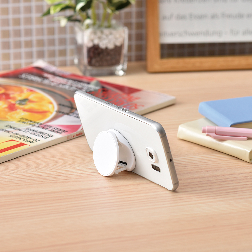 スマホホルダーやスタンドとしても使えるスマホグリップ。指を通して落下防止したり、スマホを立てかけて自立させるスタンドとしても使用できます。合成樹脂素材でコンパクトに折りたたみも可能です。名入れ可能で量産型なので、たくさんのノベルティを配布して販促品として使用したい企業様、コストを抑えてかさばらないノベルティを探している担当者様に人気です。