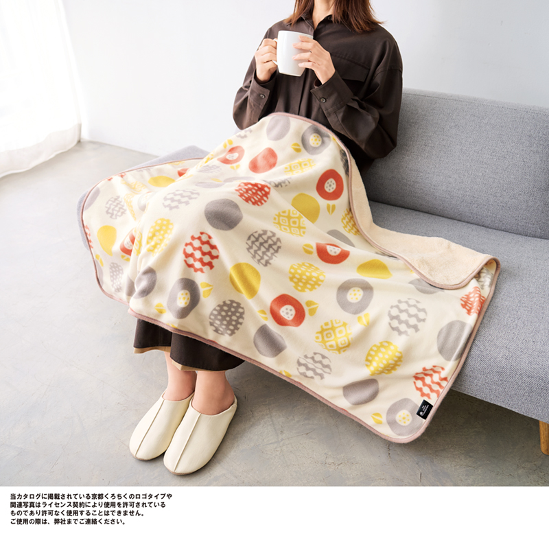 和柄フリース×ふわふわボアのデザインが特徴のブランケット。デザインと質感を楽しみながら温まるビッグサイズのブランケットです。使い方の幅が広がるビッグサイズなのも人気の理由です。家でも外でもおしゃれを楽しみたい女性には、ファッション小物のノベルティがおすすめ。秋冬は特にあったか小物などコーディネートにプラスできる販促品も多いので、ファッションやインテリア、美容系など女性向けのイベントのノベルティにどうぞ。