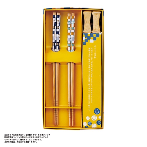 特別なギフト感の演出やイメージアップに役立つ身＋蓋の化粧箱入りが嬉しい箸と箸置きの2組セット。れんこん柄は縁起がよく普段使いの箸にもおすすめです。和柄が特徴の、高級感あふれるアイテムなので、高齢の方やインバウンド向けノベルティとしても喜ばれることでしょう。