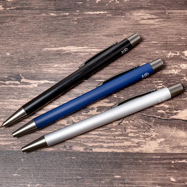 環境配慮と高級感を兼ね備えたスタイリッシュなボールペン。リサイクルアルミを使用し、脱プラスチックや資源の有効活用に貢献します。重厚感のある手触りと洗練されたデザインで存在感抜群ながら価格は手頃と、コストパフォーマンスの高さも大きな魅力。エコやSDGsへの取り組みをアピールしたい企業にぴったりで、展示会やキャンペーンのノベルティとして配布すれば、価格以上の価値と印象を残せます。