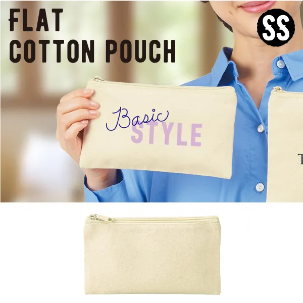 タフなコットン生地で作られたシンプルなコットンポーチ。持ち運びにも便利なコンパクトサイズなので、どんな場面でも大活躍間違いなしです。ロゴも目立つシンプルデザインなので、企業のロゴなどを入れることで簡単におしゃれなノベルティを作ることができます。