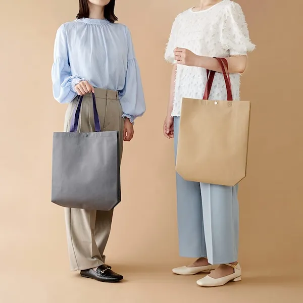 肩掛けもできる実用的なトートバッグ。ボタン付で中身が飛び出しにくく、収容力もバッチリです。