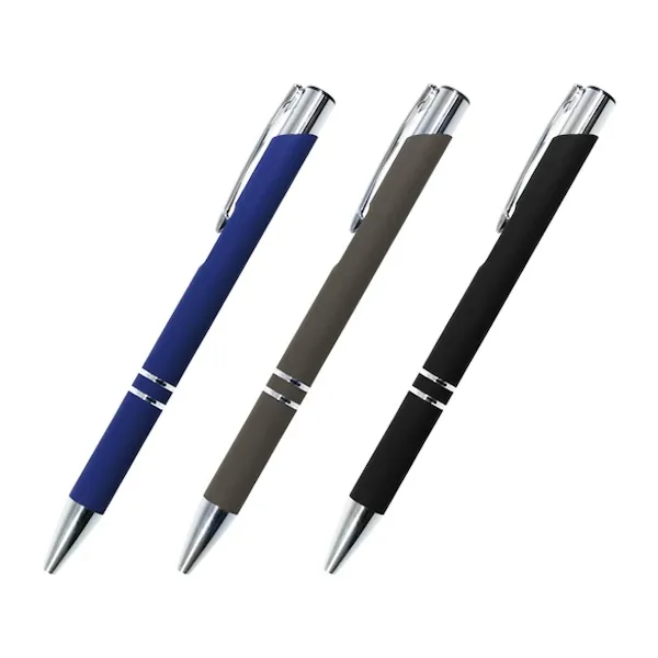 ラバーの質感がしっとりと手になじむ高級感のあるボールペン。名入れが映えるシンプルなデザインです。