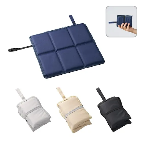 6つ折りでコンパクトサイズがうれしいスタジアムクッション。ストラップ部分はホック付きなので、バッグなどに引っ掛けて持ち運ぶこともでき便利です。屋外で使う機会の多いアイテムですが、裏面はブラックになっているため、汚れが気になる方にも使っていただきやすい仕様です。単色印刷・フルカラー印刷が共に可能なため、スポーツチーム名などを名入れすれば応援グッズとしてもぴったりです。