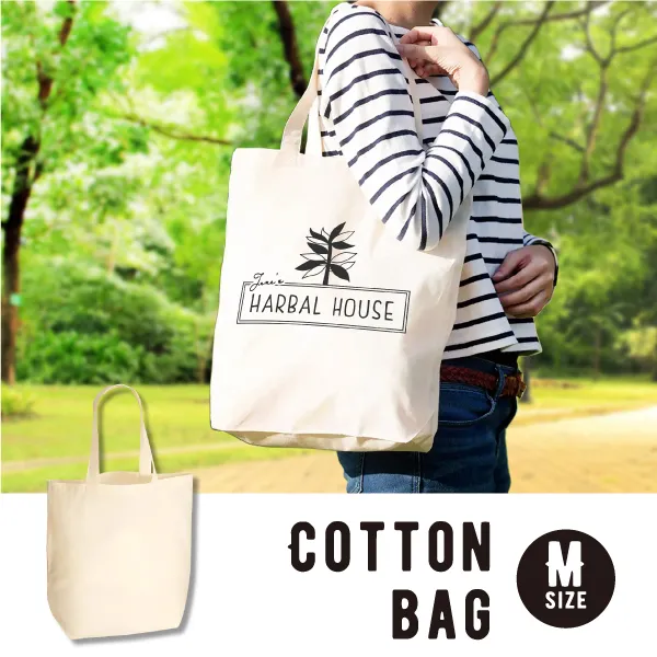 普段のお買い物やおでかけに使い勝手が良い薄手コットントートバッグ。資料や冊子など収納しやすく、肩かけ利用も可能なのでイベントやノベルティの配布におすすめです。ノベルティやイベントなどで配布すると、バッグがお客様の手元に残り続けるので企業やサービスのブランドイメージの向上や周囲への宣伝効果につながります。