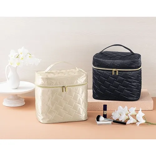 背の高いボトルやスプレーもすっぽり収納！高級感あるキルティング素材のブラックのラージバニテイです。