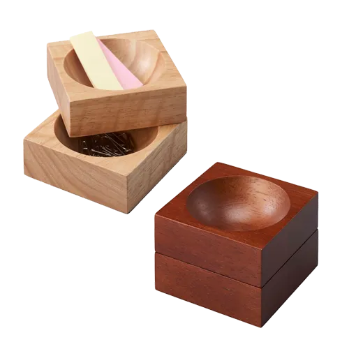 スライド式で、インテリアにも馴染むシンプルデザインが特徴のデスクトレイ。木の温かみを感じられるおしゃれなノベルティグッズです。