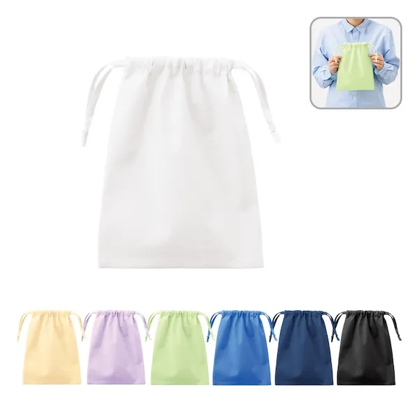 豊富なカラー展開から選べる、安価で使いやすい不織布巾着です。共生地の紐は高級感があり、ギフトとしても便利にお使いいただけます。こだわりの4サイズ展開でご用意しており、Mサイズは人気のクリアボトルがすっぽり入るサイズ感なので、セットでのご提案にもぴったりです。また、4サイズセットにしてトラベル時の仕分け袋にするのもおすすめです。