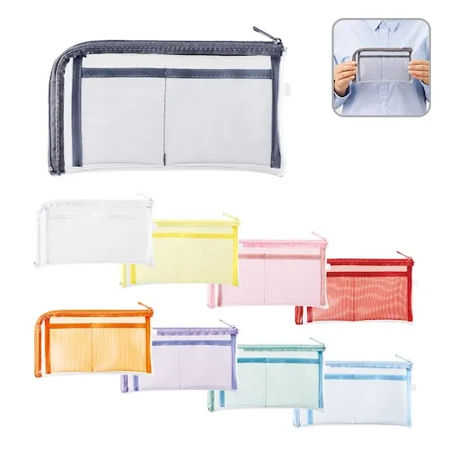 推し活にぴったりなメッシュポケット付きのクリアロングポーチ。サイドにループがついているため、お手持ちのキーホルダーやカラビナをつけることができ、また横長デザインなのでペンケースとしてお使いいただくのもおすすめです。ポーチ表面に単色またはフルカラー印刷が可能なため、キャラクターやアーティストオリジナルの推しグッズをおつくりいただけます。