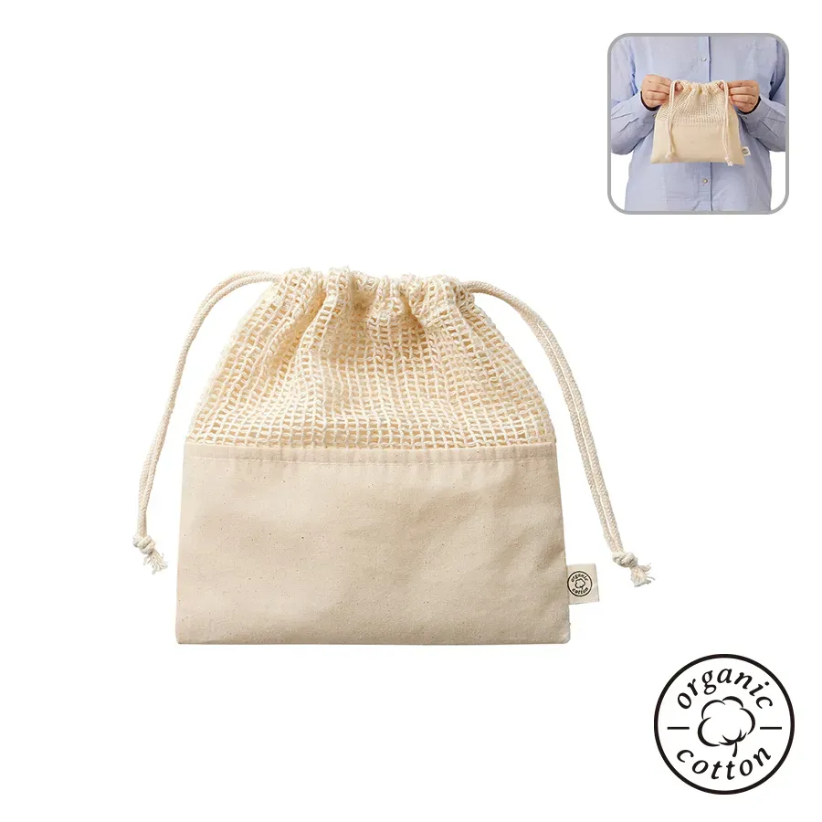 全ての生地にオーガニックコットンを使用したネットタイプの巾着。本体上部がネット素材のため、中に入れるものを見せて収納することが可能です。また、本体下部は生地部となっているため、中身が飛び出る心配もなくお使いいただけます。