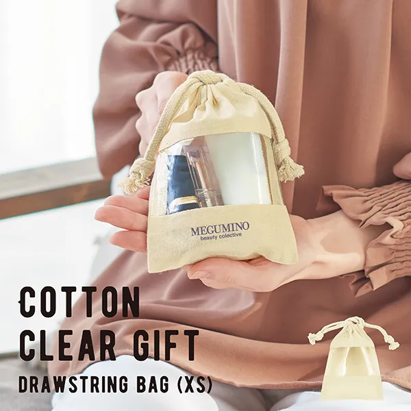 ポーチ感覚で使えるXSサイズのギフト巾着です。名入れのようにあえて中身を見せることで商品アピールができるクリア素材を組み合わせた新感覚デザイン。シンプル＆ナチュラルなデザインは、特典やチェックインなど、気軽にお渡しできるノベルティに最適です。