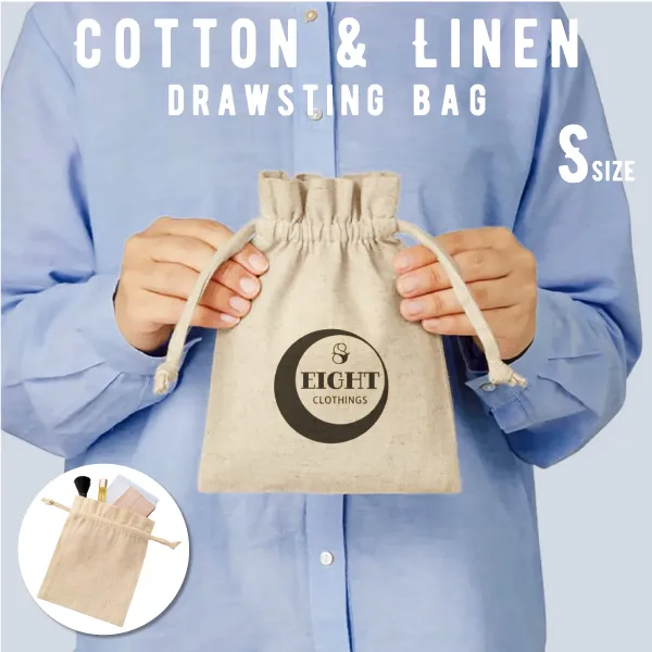ナチュラルなコットンリネン巾着袋。口を絞ると上部がフリルのような形になり、普通の巾着とは一味違った、華やかさのあるデザインになっています。Sサイズは小物の整理にとっても便利。旅行や出張先など、さまざまなシーンで活躍します。たくさんのノベルティを配布して販促品として使用したい企業様、コストを抑えてかさばらないノベルティを探している担当者様に人気です。