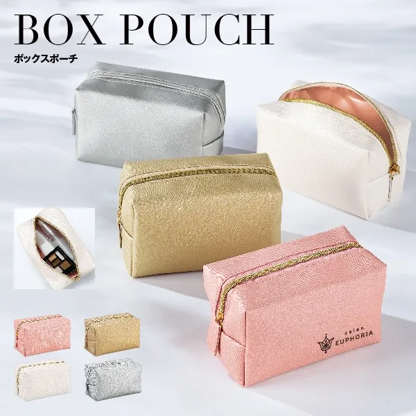 きらめくサフィアーノ生地と内生地のサテンが華やかなポーチ。普段使いにも特別なシーンにもおすすめです。