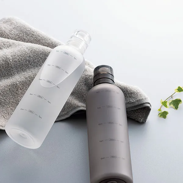 スタイリッシュでおしゃれな見た目が特徴のタイムマーカーボトル。メモリが記載されているので、機能性も高く幅広い使用用途がありますね。ナチュラルなカラーなので、性別年齢問わず様々なシーンのノベルとして人気の高いアイテムです。