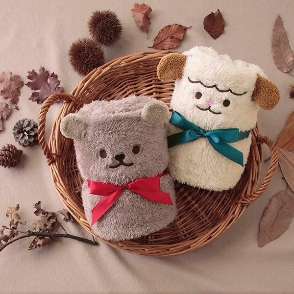畳むと可愛いくまやひつじに!顔の刺繍と耳が付いた、遊び心たっぷりのブランケットです。
