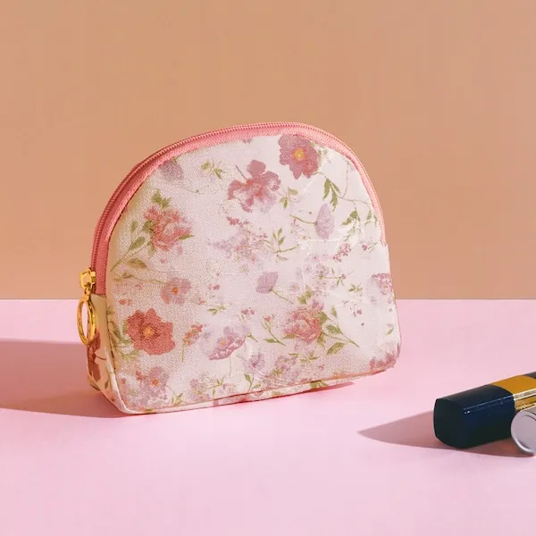 華やかな花柄が上品な、手のひらサイズのコスメポーチです。