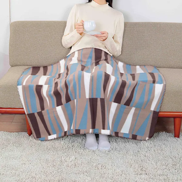 ステッチがアクセントになった軽くてあたたかいフリースブランケットです。オシャレなボトル入りなのも喜ばれるポイントです。